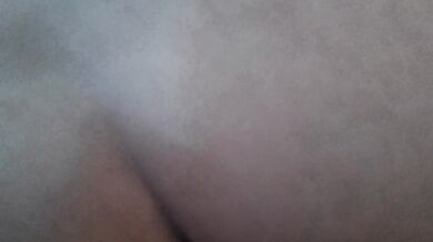 Geile blonde MILF wordt buiten in de natuur lekker genomen en spuit sperma over haar dikke kont!