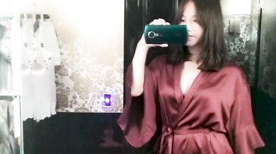 Chinese girl in Victoria's secret fitting room 维密试衣间