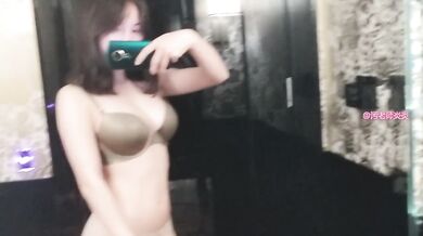 Chinese girl in Victoria's secret fitting room 维密试衣间