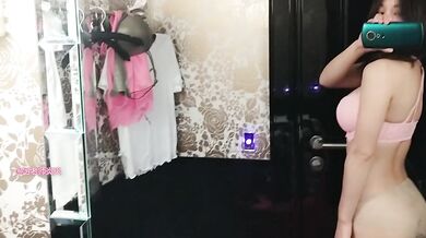 Chinese girl in Victoria's secret fitting room 维密试衣间