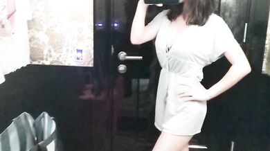 Chinese girl in Victoria's secret fitting room 维密试衣间