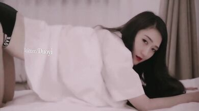 Chinese beauties masturbate and have sex in hotel