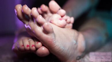 Tiffany & Anastasia feet pickup