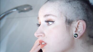Lynn-Tonic - Headshave!