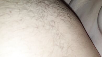 Papa likt zijn meisje. Zijn meisje trekt hem af. Ze pijpt hem. Papa neukt haar en spuit in haar kut.
