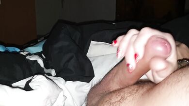 Hete milf trekt aan mijn grote pik. Ik doe mijn pik in haar kut. Mijn pik spuit haar kut vol sperma.