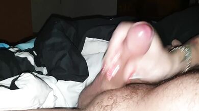 Hete milf trekt aan mijn grote pik. Ik doe mijn pik in haar kut. Mijn pik spuit haar kut vol sperma.