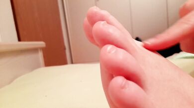 Girlfriend shows off her cute feet and causes pleasure