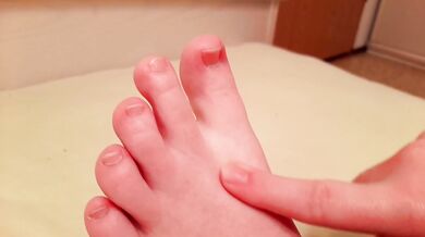 Girlfriend shows off her cute feet and causes pleasure
