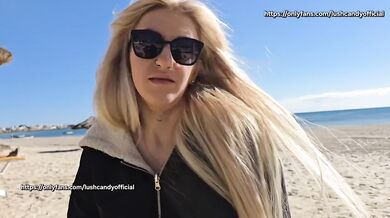Dotykanie Dziewczyny na plaży w miejscu publicznym