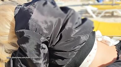 Dotykanie Dziewczyny na plaży w miejscu publicznym