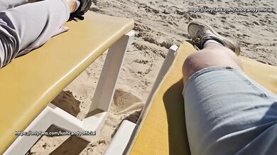 Dotykanie Dziewczyny na plaży w miejscu publicznym