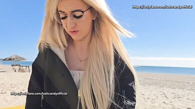 Dotykanie Dziewczyny na plaży w miejscu publicznym