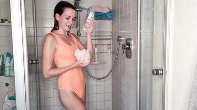 The 1st time live showering .... Do you see everything ???