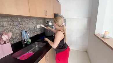 La doméstica: Kira blonde una chica con un culo XL