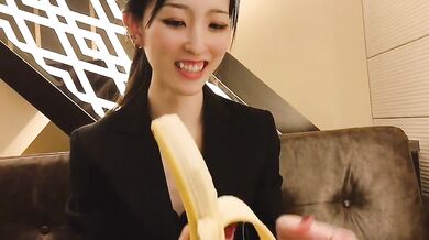 ob ich dieses Kondom über diese Banane in meinem Mund ziehen kann？Japanisch