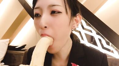 ob ich dieses Kondom über diese Banane in meinem Mund ziehen kann？Japanisch