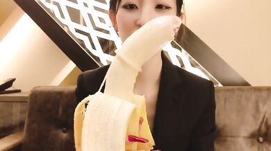 ob ich dieses Kondom über diese Banane in meinem Mund ziehen kann？Japanisch