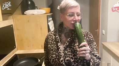 Pussy stuffed with XXL vegetables !!