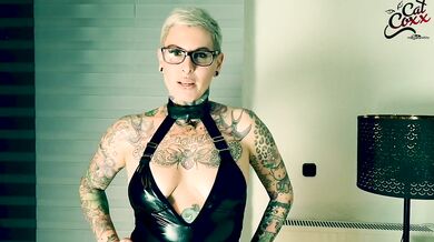 Sauf die Pisse von deiner Latex Schlampe !!