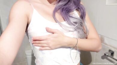Cute amateur college girl squirts and wet her panties deliciously