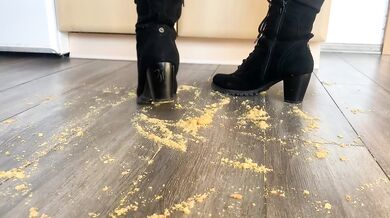 Erdnussflips werden gnadenlos von Angel mit ihren sexy Stiefeln zertreten