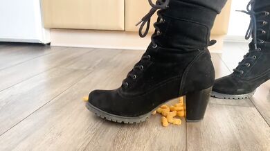 Erdnussflips werden gnadenlos von Angel mit ihren sexy Stiefeln zertreten