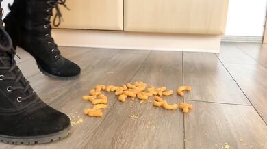 Erdnussflips werden gnadenlos von Angel mit ihren sexy Stiefeln zertreten