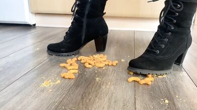 Erdnussflips werden gnadenlos von Angel mit ihren sexy Stiefeln zertreten