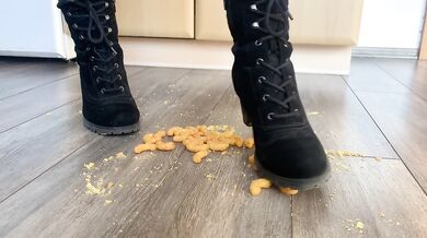 Erdnussflips werden gnadenlos von Angel mit ihren sexy Stiefeln zertreten