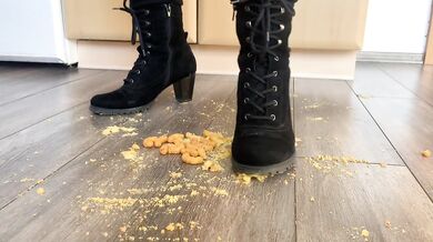 Erdnussflips werden gnadenlos von Angel mit ihren sexy Stiefeln zertreten