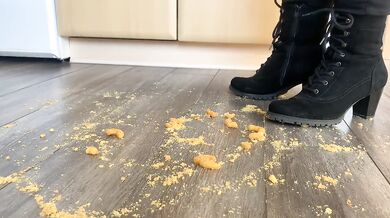 Erdnussflips werden gnadenlos von Angel mit ihren sexy Stiefeln zertreten