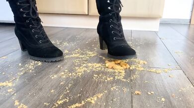 Erdnussflips werden gnadenlos von Angel mit ihren sexy Stiefeln zertreten