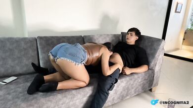 Mishell gomez cae en el sofa de la tentacion con su amigo