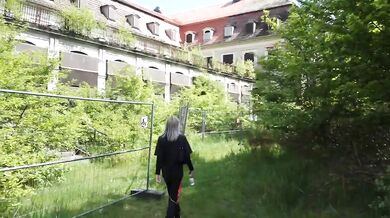 Horny Urban Explorers! Sloppy deepthroat and massive squirt in an abandoned house!