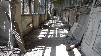 Horny Urban Explorers! Sloppy deepthroat and massive squirt in an abandoned house!