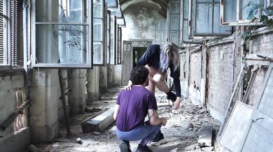Horny Urban Explorers! Sloppy deepthroat and massive squirt in an abandoned house!