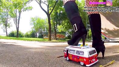 Katis Hippie time boots crush kicked, trampled, smashed, crushed, broken car, crush toy car,toycrush
