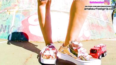 Kati´s giantess, crush toy car trampling , girl sneaker , toycrush, plastic car, jumps , smashes car