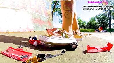Kati´s giantess, crush toy car trampling , girl sneaker , toycrush, plastic car, jumps , smashes car