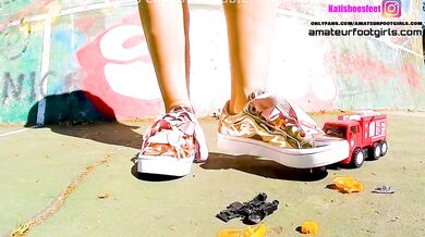 Kati´s giantess, crush toy car trampling , girl sneaker , toycrush, plastic car, jumps , smashes car