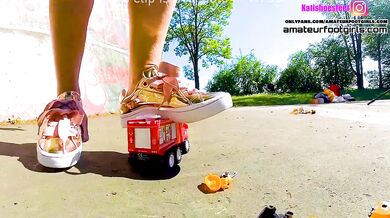 Kati´s giantess, crush toy car trampling , girl sneaker , toycrush, plastic car, jumps , smashes car