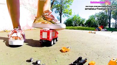 Kati´s giantess, crush toy car trampling , girl sneaker , toycrush, plastic car, jumps , smashes car