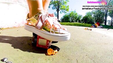 Kati´s giantess, crush toy car trampling , girl sneaker , toycrush, plastic car, jumps , smashes car