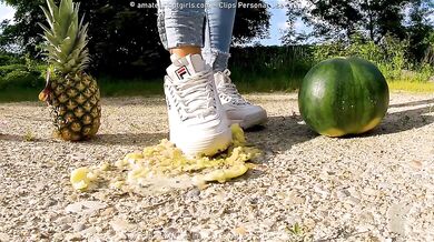 Kati crushing makes you a nice fruit salad Fruit crush trample, crushed fruit