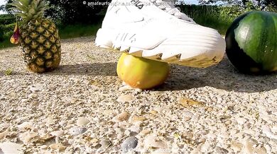 Kati crushing makes you a nice fruit salad Fruit crush trample, crushed fruit