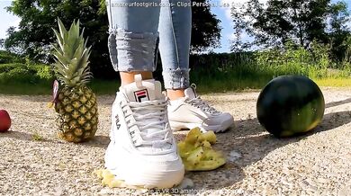 Kati crushing makes you a nice fruit salad Fruit crush trample, crushed fruit