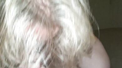 My girlfriend gives me a verry good blowjob