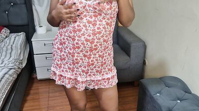 Tu mejor amiga te seduce y termina teniendo un PLACER muy RICO tocándose su apretada VAGINA :)