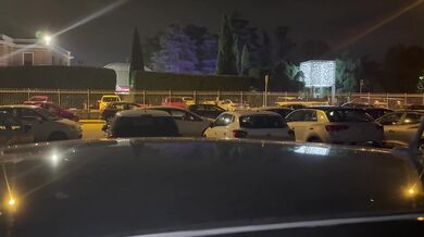 Milf fucked hard doggystyle in the parking lot of the disco, dialogues in Italian